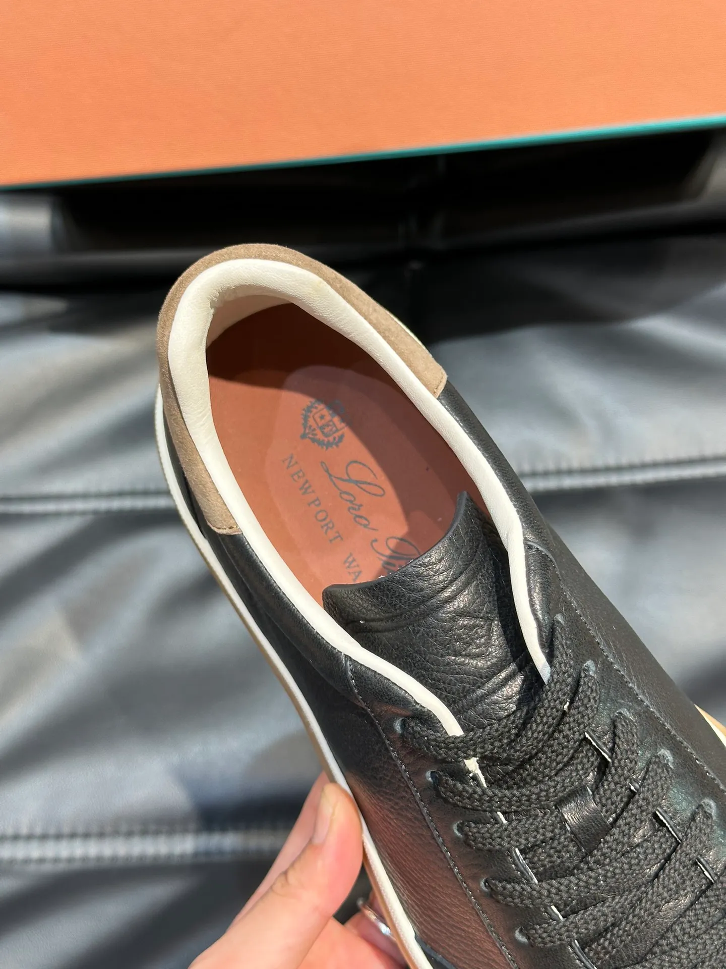 p420 Men's Shoes New 🆕Lp Old Money Style Men's Low-top Casual Tennis Shoes Loro Piana's high-end series has launched sports shoe styles made of soft cowhide. The breathable properties and flexible texture of natural materials make the sneakers both functional and comfortable. The high-quality metal-free tanning and tumble process highlights the natural texture of the leather, while the camel-colored sole and white rubber trim create a double-layer sole effect, making it an everyday shoe that can easily create a lazy and casual style! Size: 39-44 (45, 46 customized